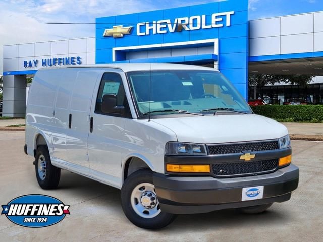 2026 Chevrolet Express 2500 Work Van HD's photo