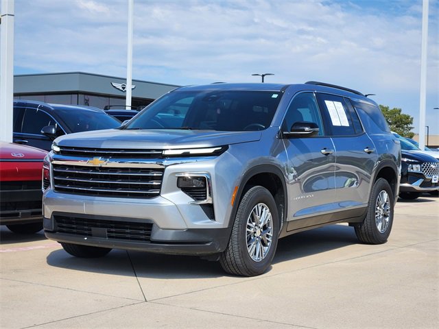2025 Chevrolet Traverse photo 2