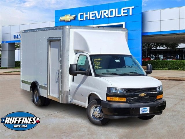 2025 Chevrolet Express Cutaway Base's photo