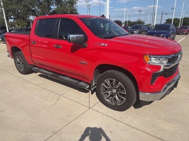 2022 Chevrolet Silverado 1500 LT photo 2