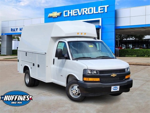 2025 Chevrolet Express Cutaway Base's photo
