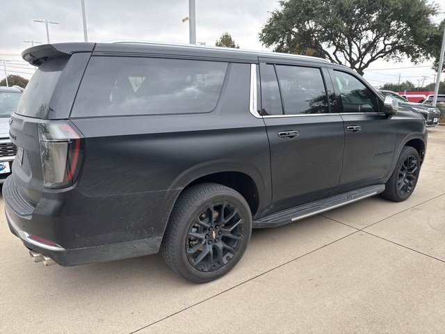 2025 Chevrolet Suburban Premier photo 2