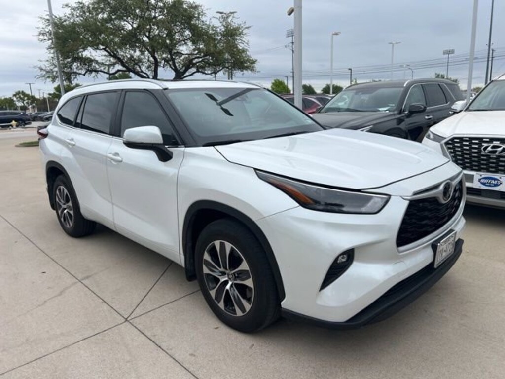 Used 2024 Toyota Highlander LE SUV