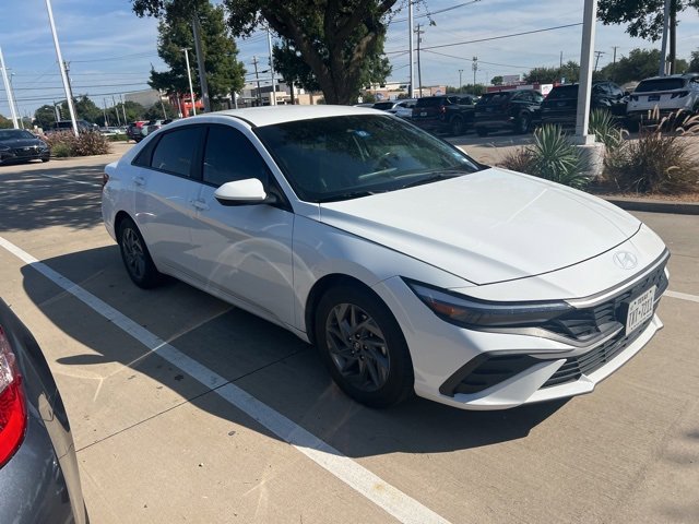 2024 Hyundai Elantra SEL photo 2