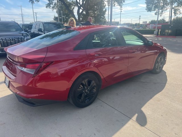 2023 Hyundai Elantra SEL photo 3