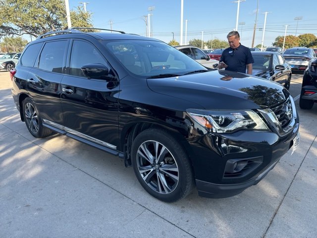 2018 Nissan Pathfinder Platinum photo 2