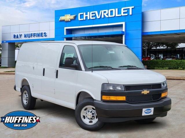 2026 Chevrolet Express 2500 Work Van HD's photo
