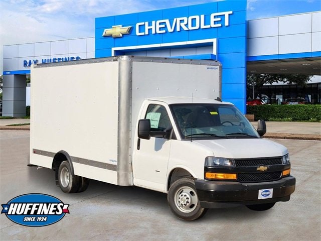 2025 Chevrolet Express Cutaway Base's photo
