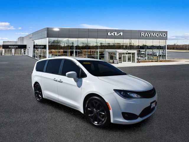 2018 Chrysler Pacifica Touring Plus's photo