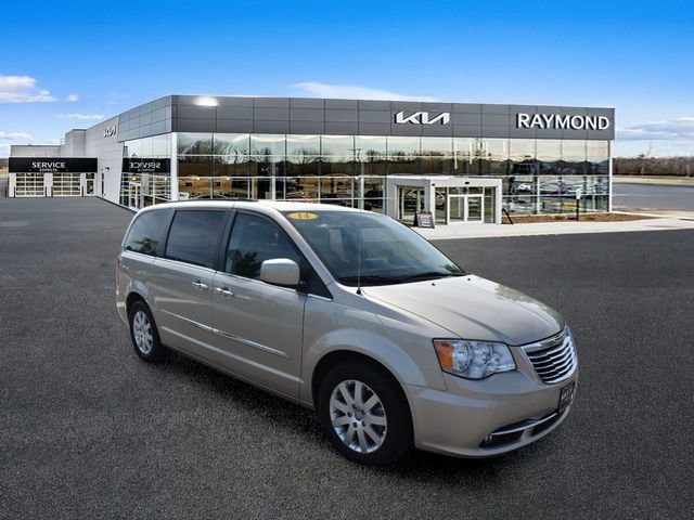 2014 Chrysler Town & Country Touring's photo