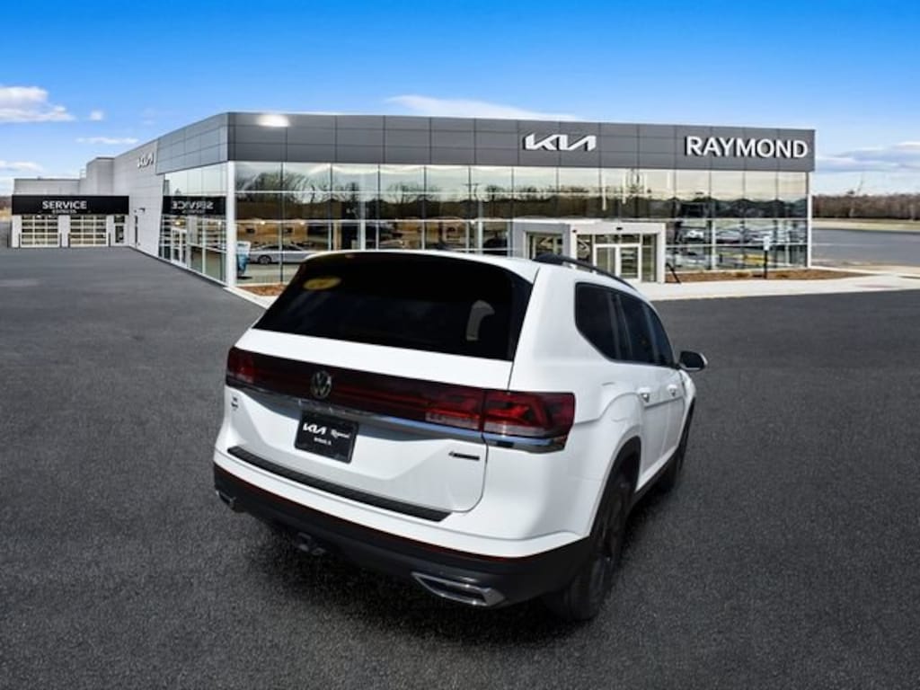 Used 2024 Volkswagen Atlas 2.0T SE w/Technology SUV