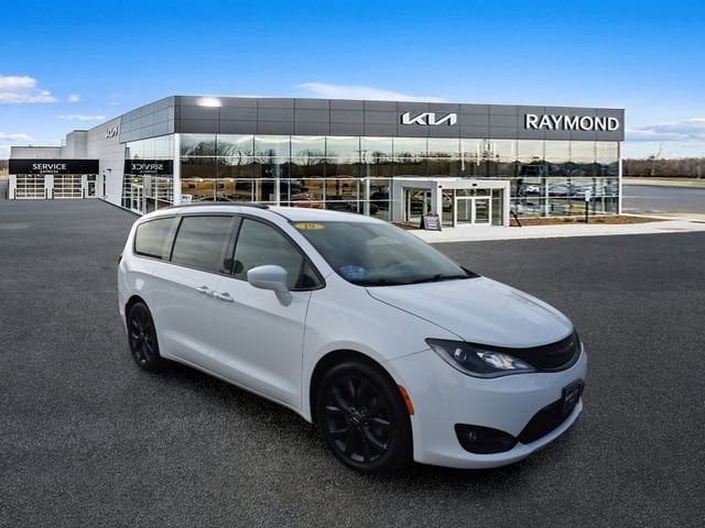 2019 Chrysler Pacifica Touring Plus's photo
