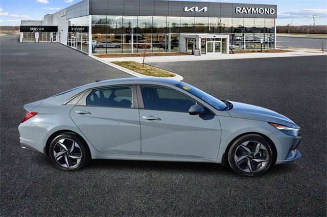 2023 Hyundai Elantra SEL photo 2