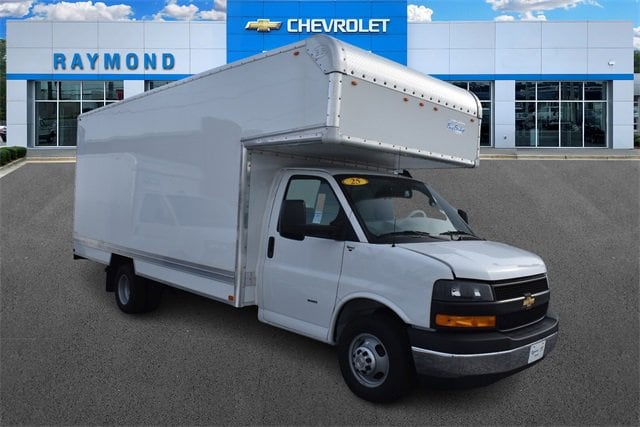 2025 Chevrolet Express Cutaway Base's photo