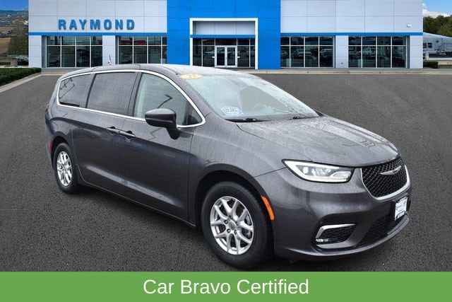2023 Chrysler Pacifica Touring L's photo