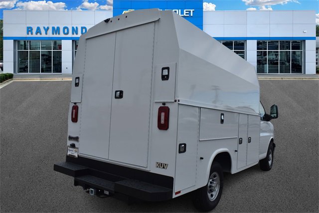 2025 Chevrolet Express Cutaway 3500 photo 2