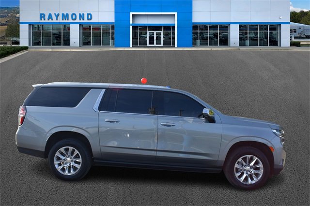 2023 Chevrolet Suburban Premier photo 2