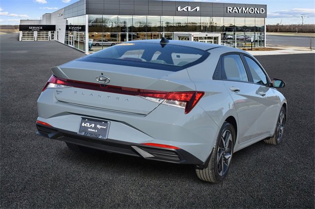 2023 Hyundai Elantra SEL photo 3