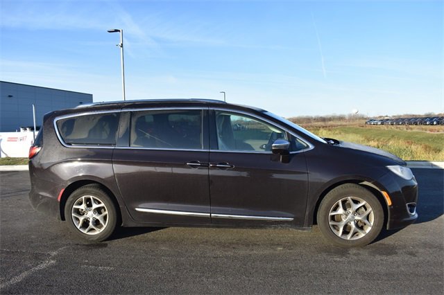 2018 Chrysler Pacifica Limited photo 2