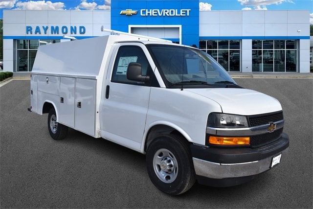 2024 Chevrolet Express Cutaway Base's photo