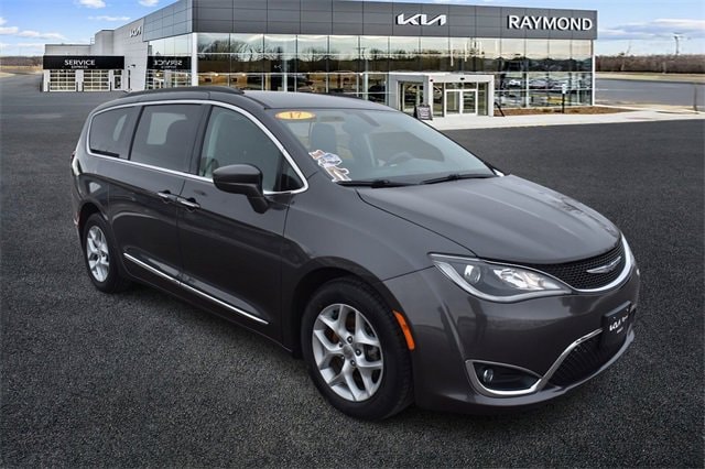 2017 Chrysler Pacifica Touring-L's photo