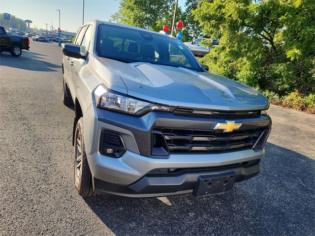 2023 Chevrolet Colorado LT photo 2
