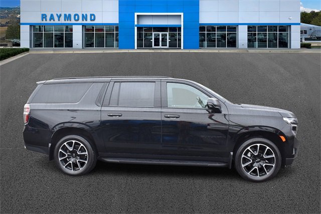 2022 Chevrolet Suburban RST photo 2