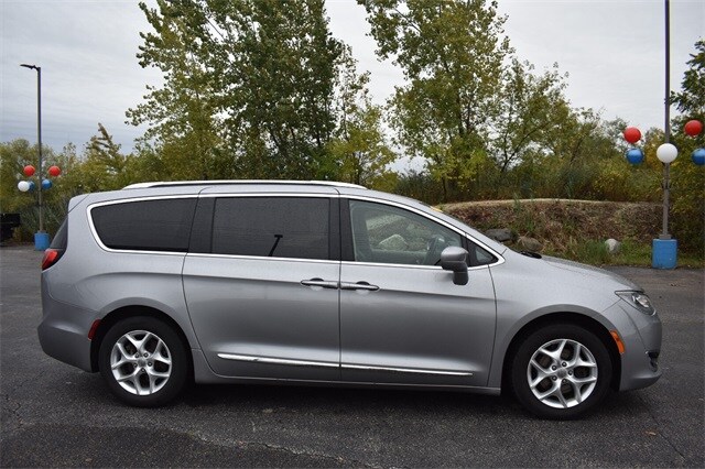 2018 Chrysler Pacifica Touring Plus photo 2