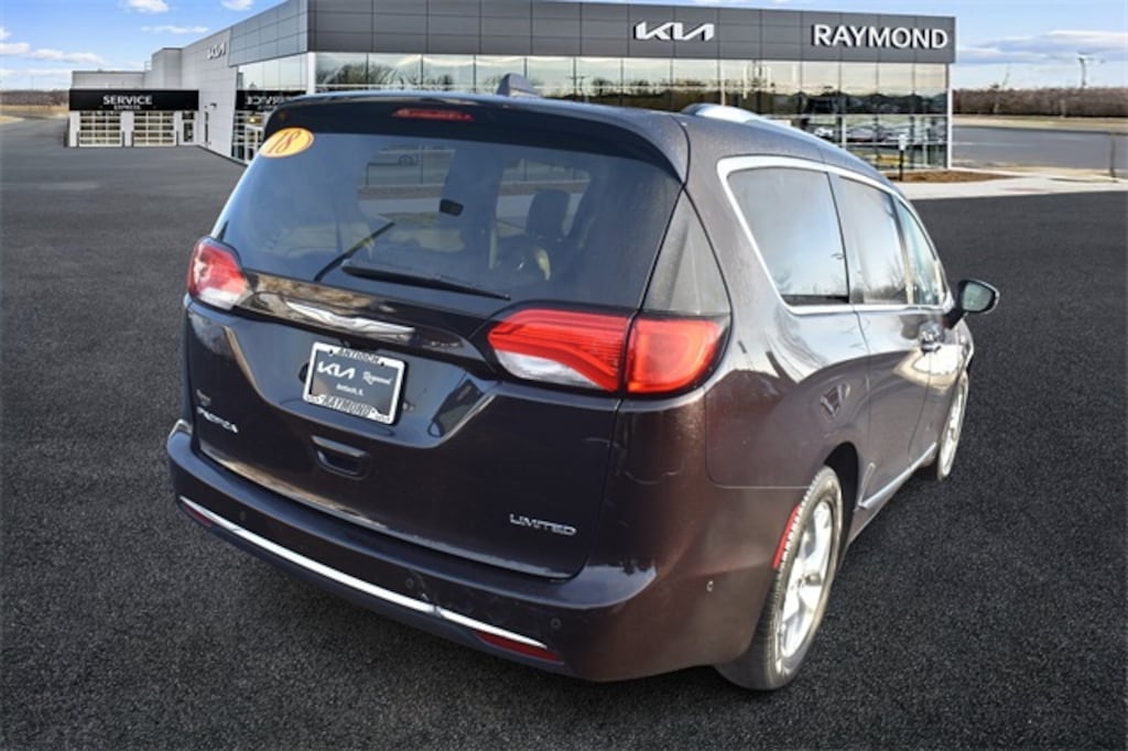 Used 2018 Chrysler Pacifica Limited Minivan/Van