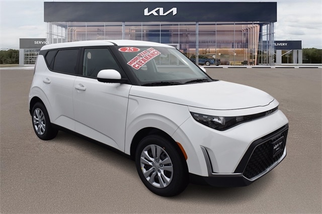 2025 Kia Soul LX's photo