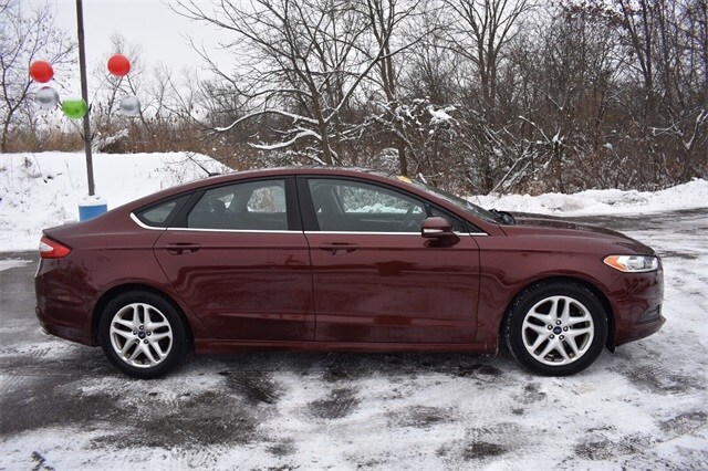2015 Ford Fusion SE photo 2