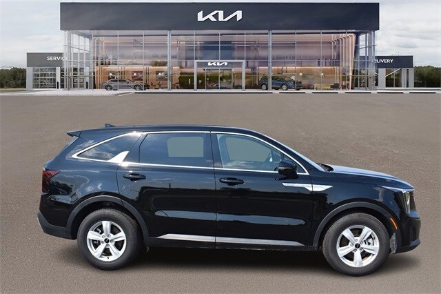 2025 Kia Sorento LX photo 2