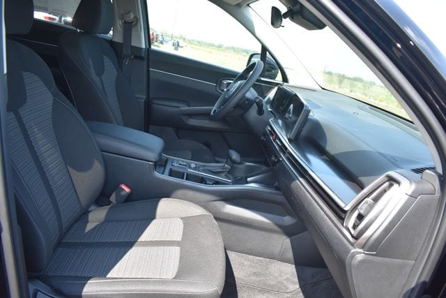2025 Kia Sorento LX - Photo 13