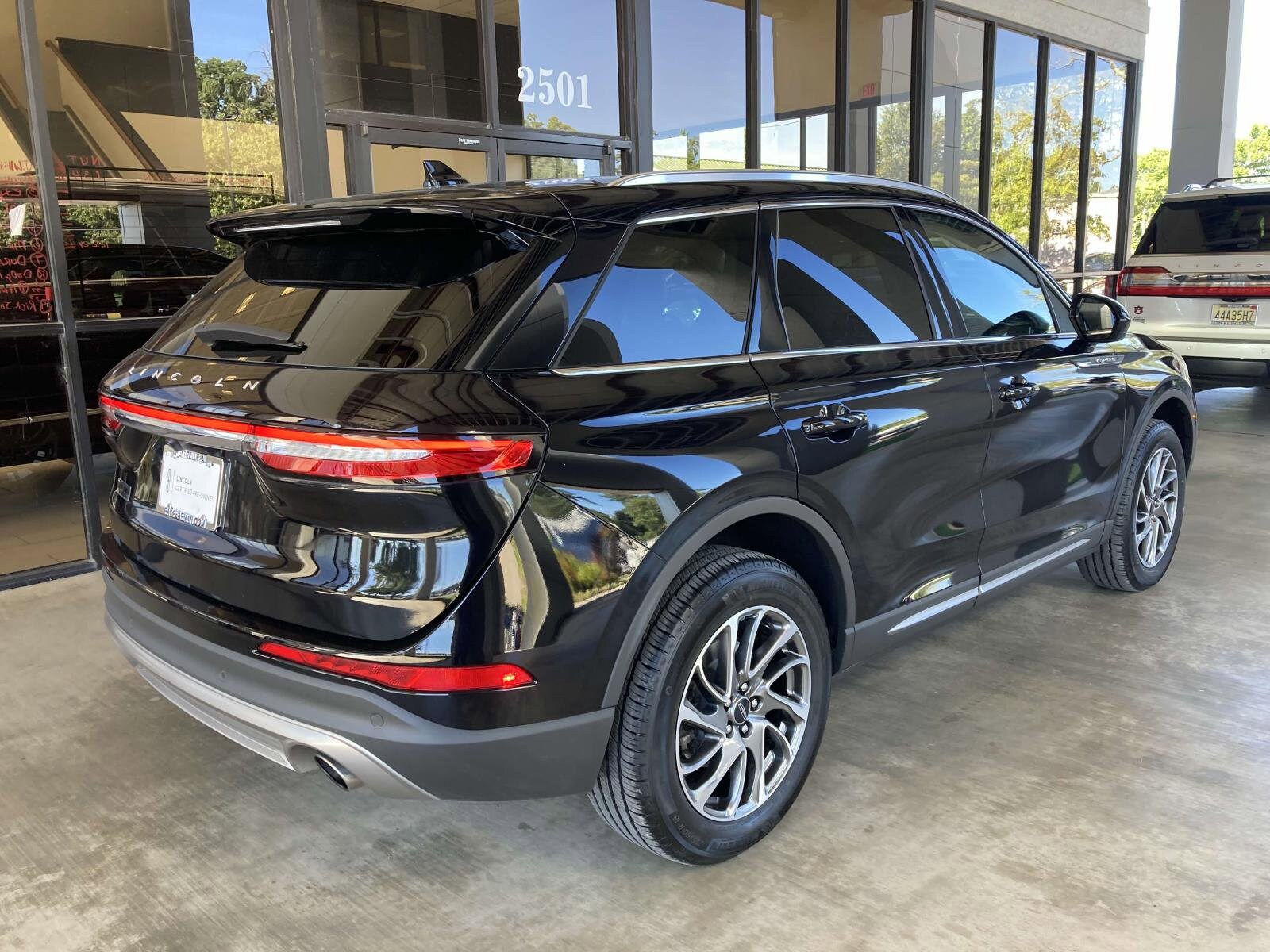 2022 Lincoln Corsair Standard photo 2