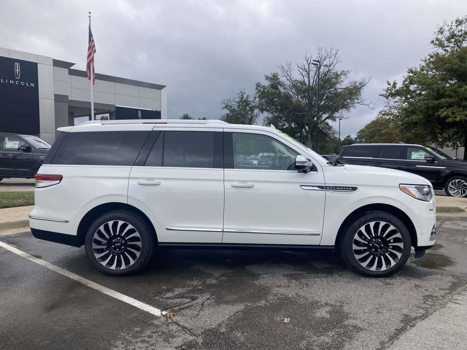 2023 Lincoln Navigator Black Label photo 2