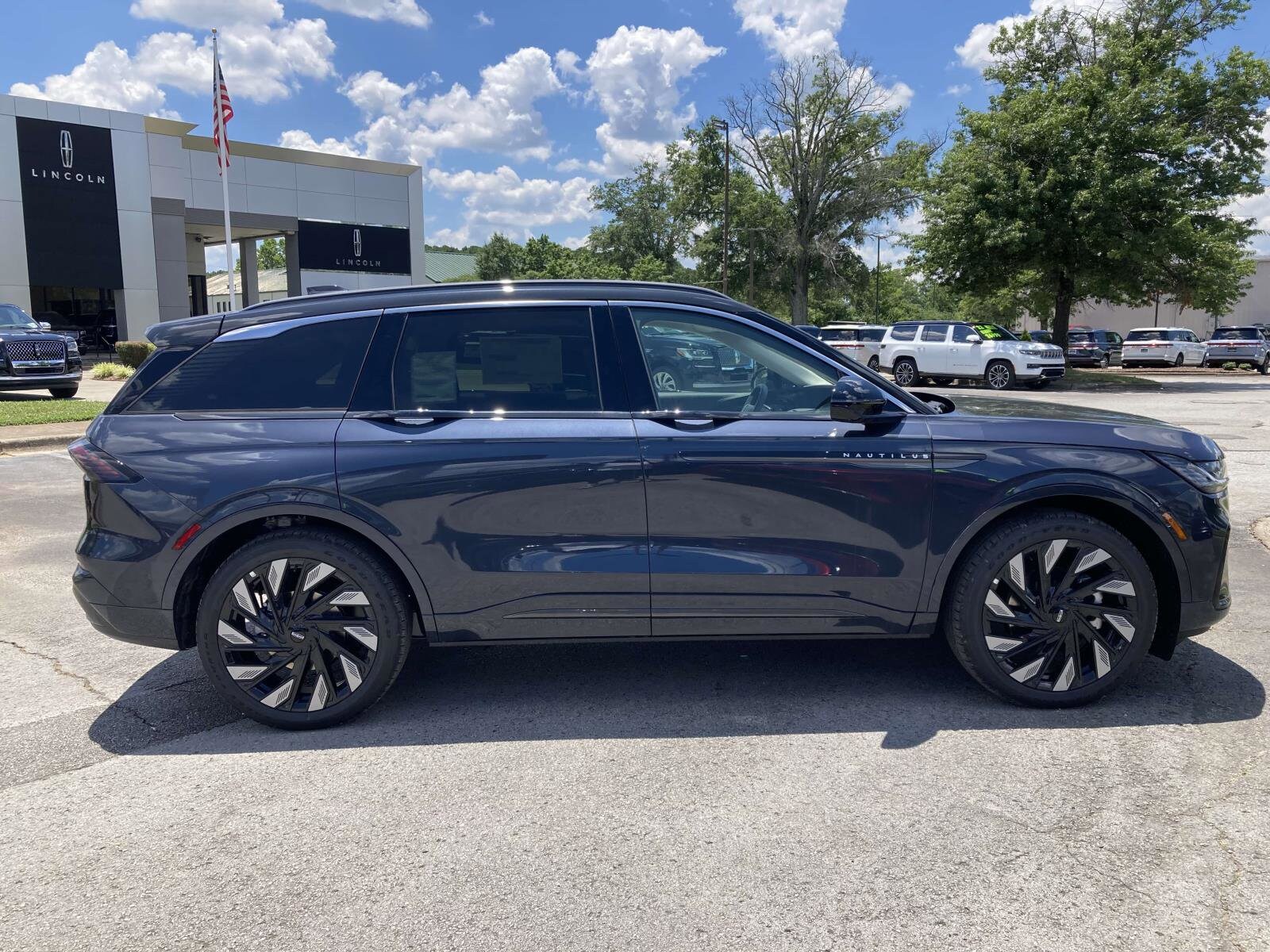 2024 Lincoln Nautilus Black Label photo 2