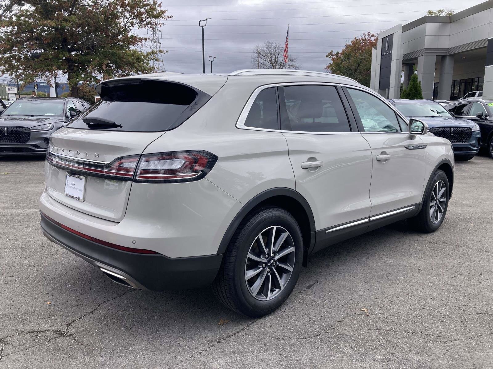 2021 Lincoln Nautilus Standard photo 2