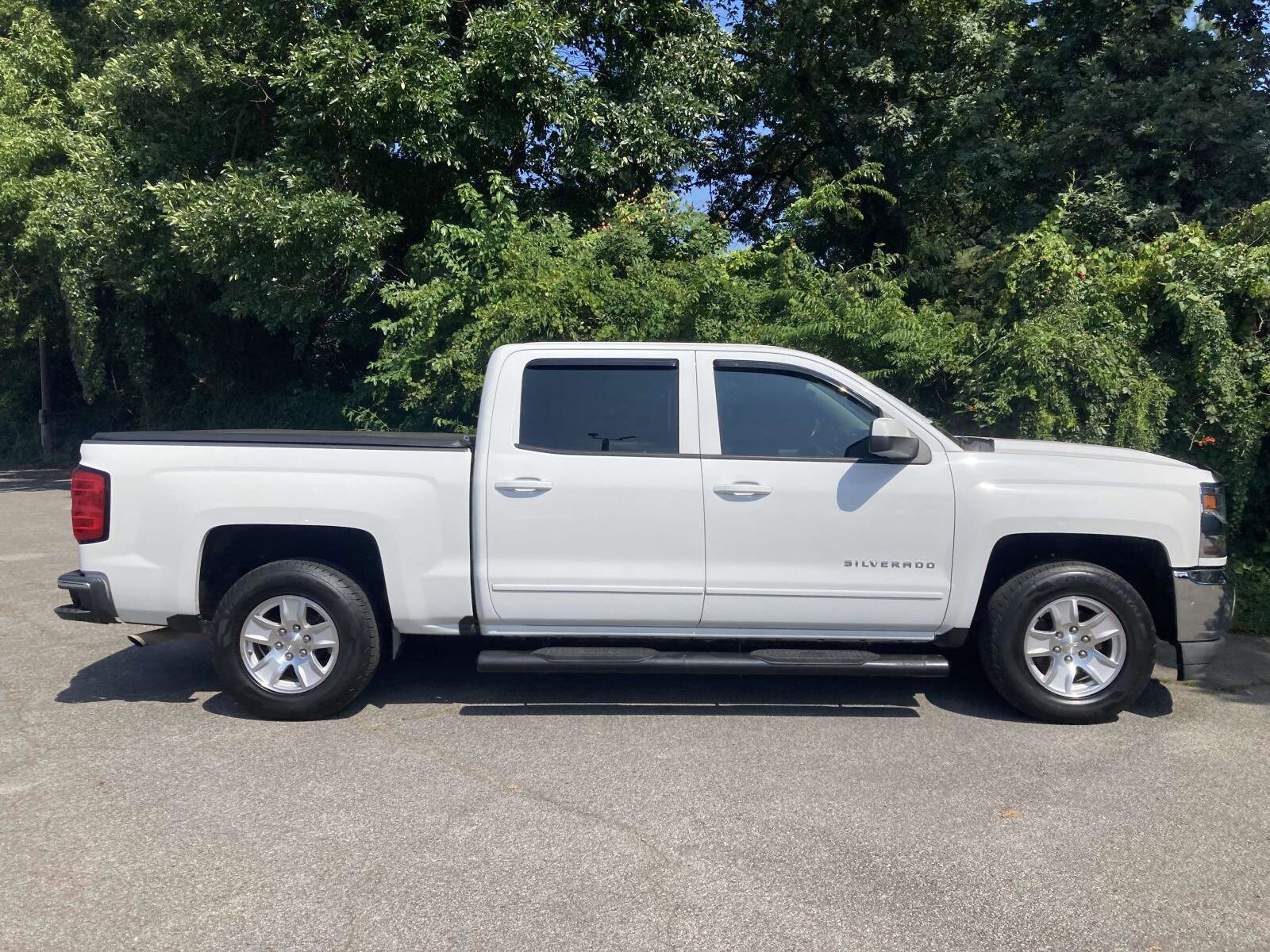 2017 Chevrolet Silverado 1500 LT photo 2