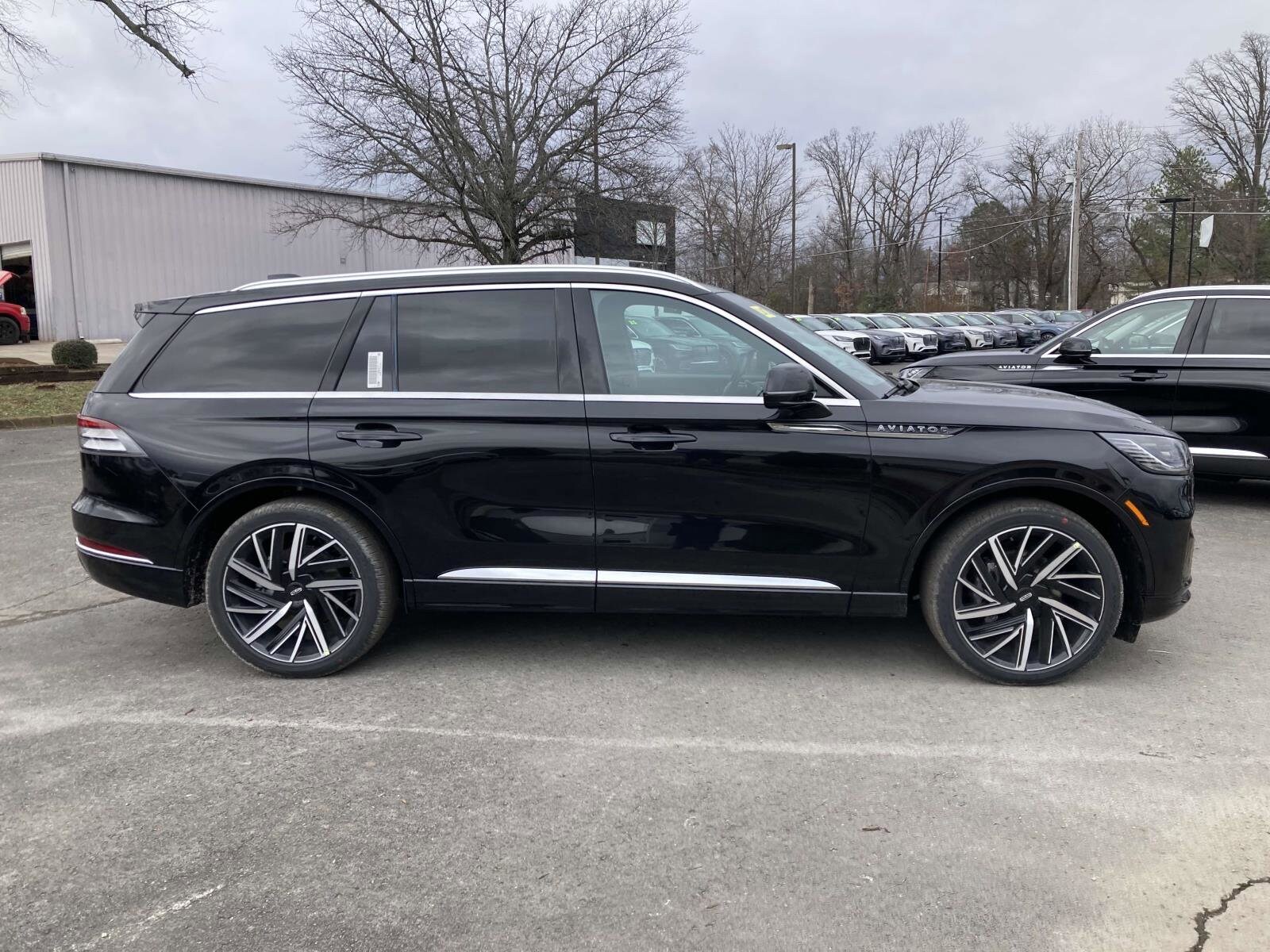 2025 Lincoln Aviator Black Label photo 2