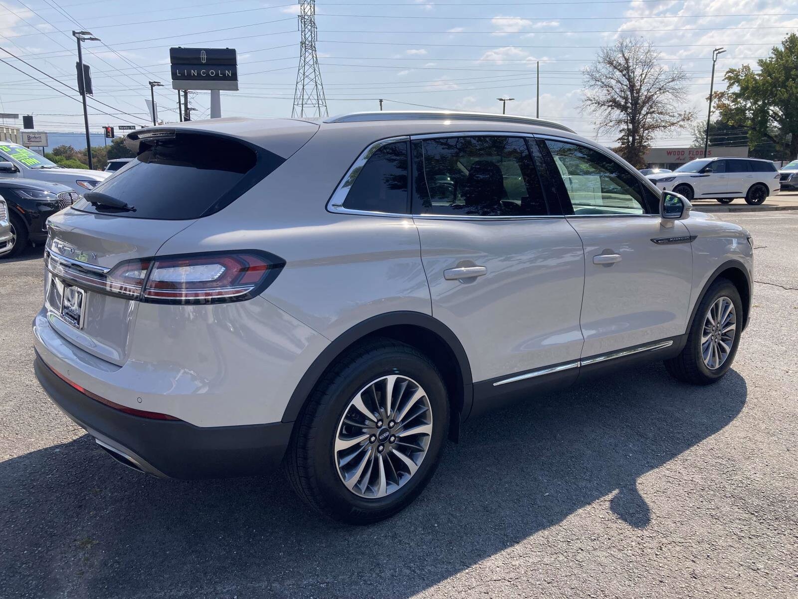 2022 Lincoln Nautilus Standard photo 2