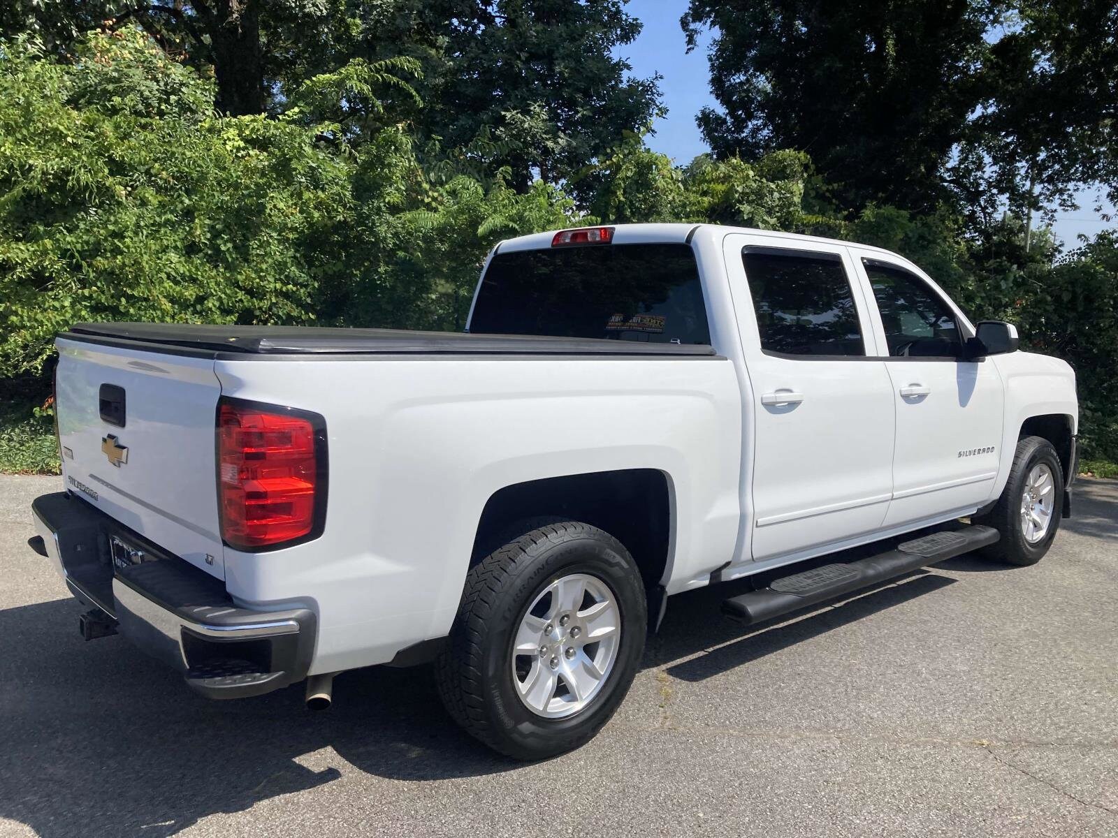 2017 Chevrolet Silverado 1500 LT photo 3