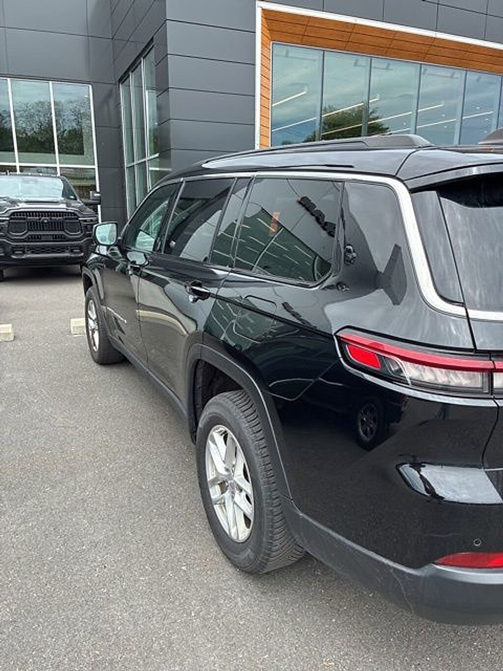 Used 2024 Jeep Grand Cherokee L Laredo SUV