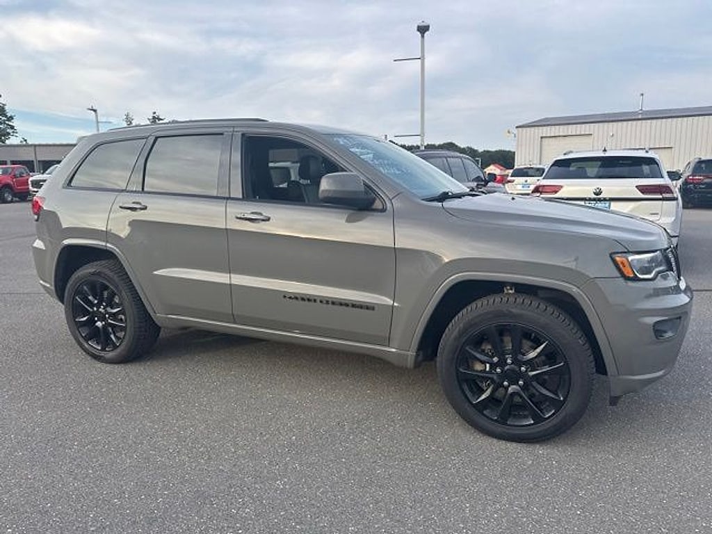 Used 2021 Jeep Grand Cherokee Laredo SUV