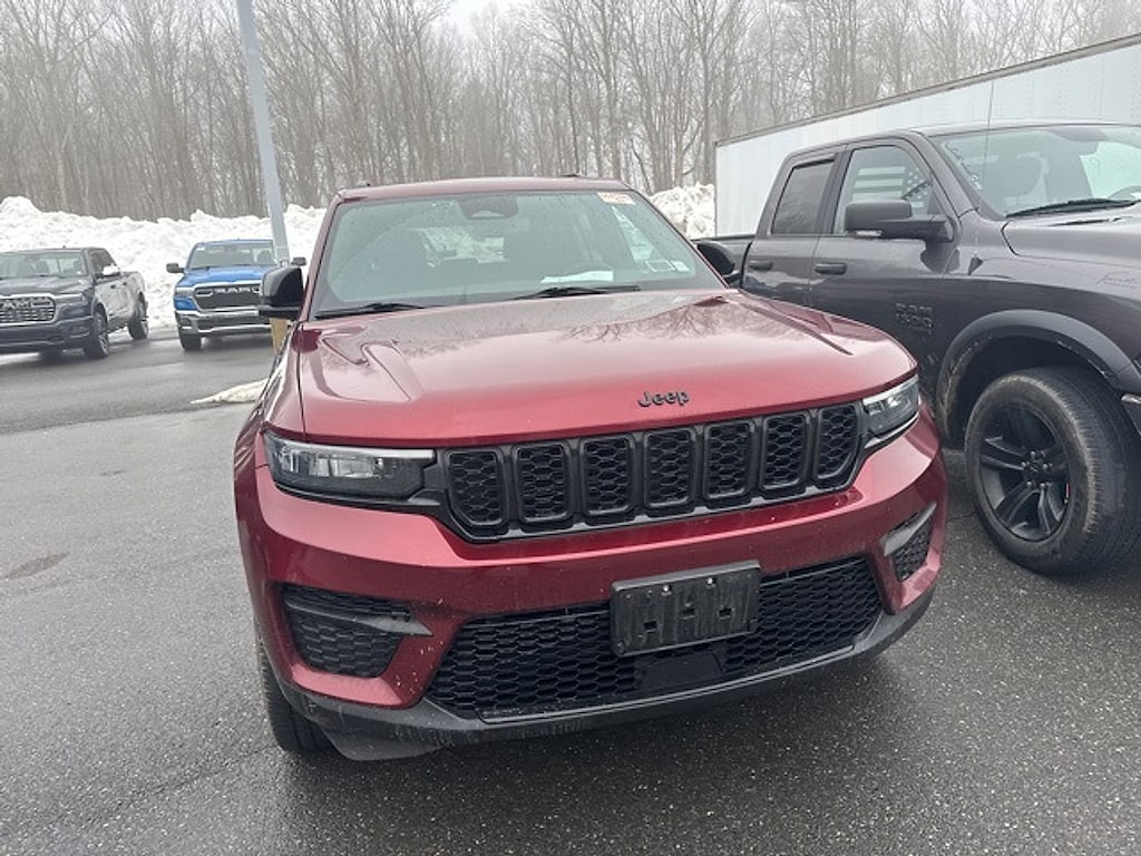 Used 2023 Jeep Grand Cherokee Laredo SUV