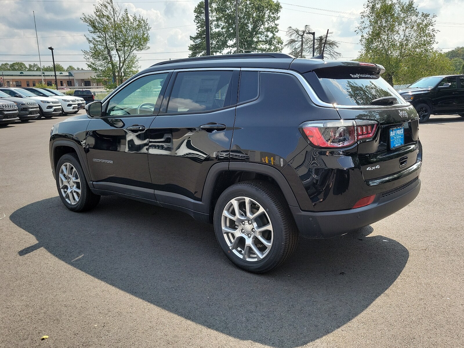 2024 Jeep Compass Latitude Lux photo 3