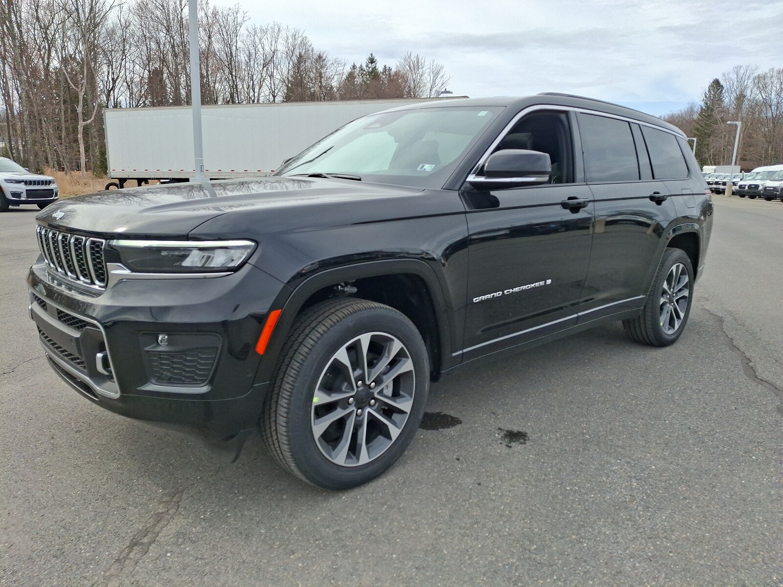 2025 Jeep Grand Cherokee Overland photo 2