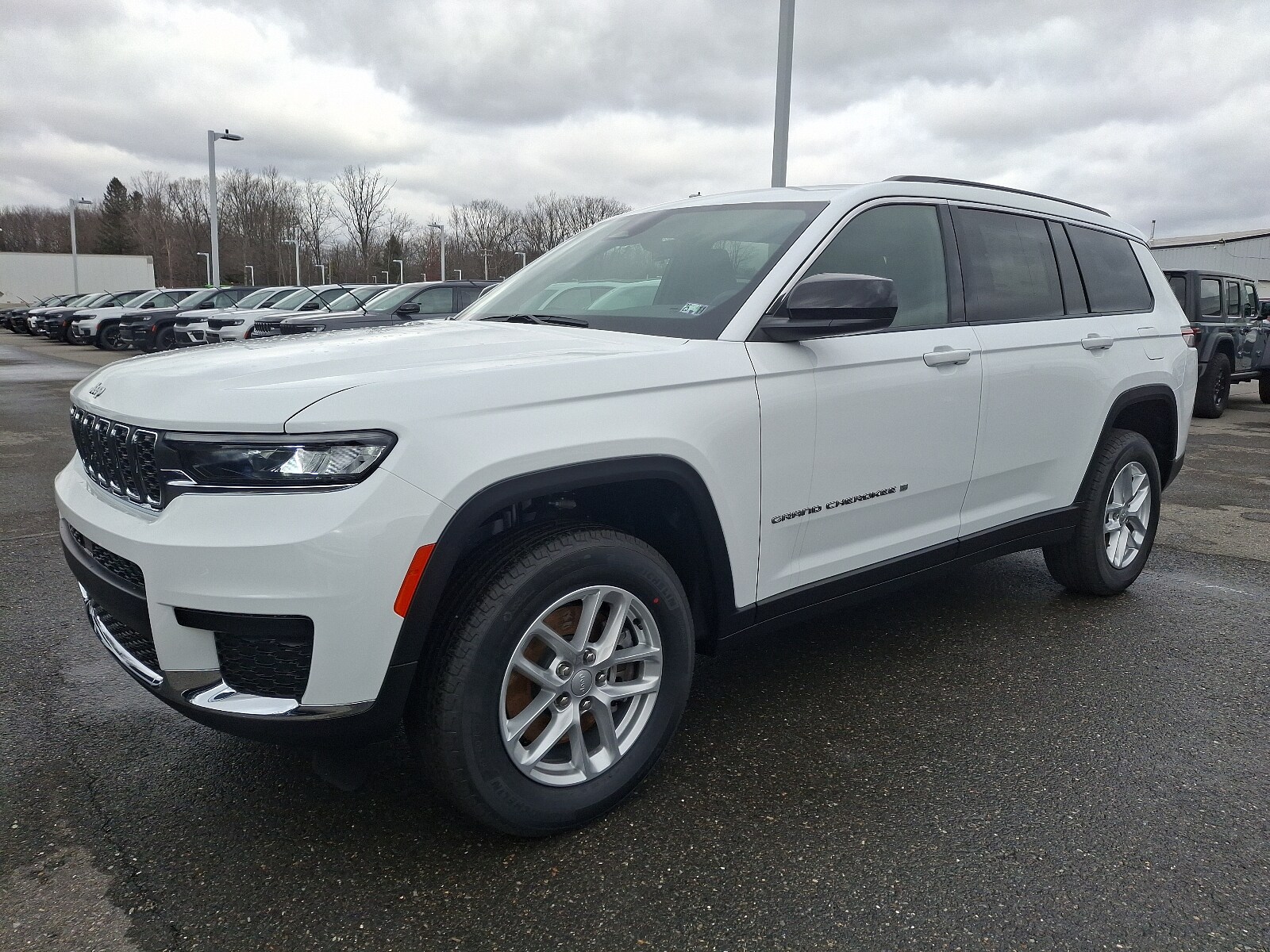 2025 Jeep Grand Cherokee Laredo X photo 2