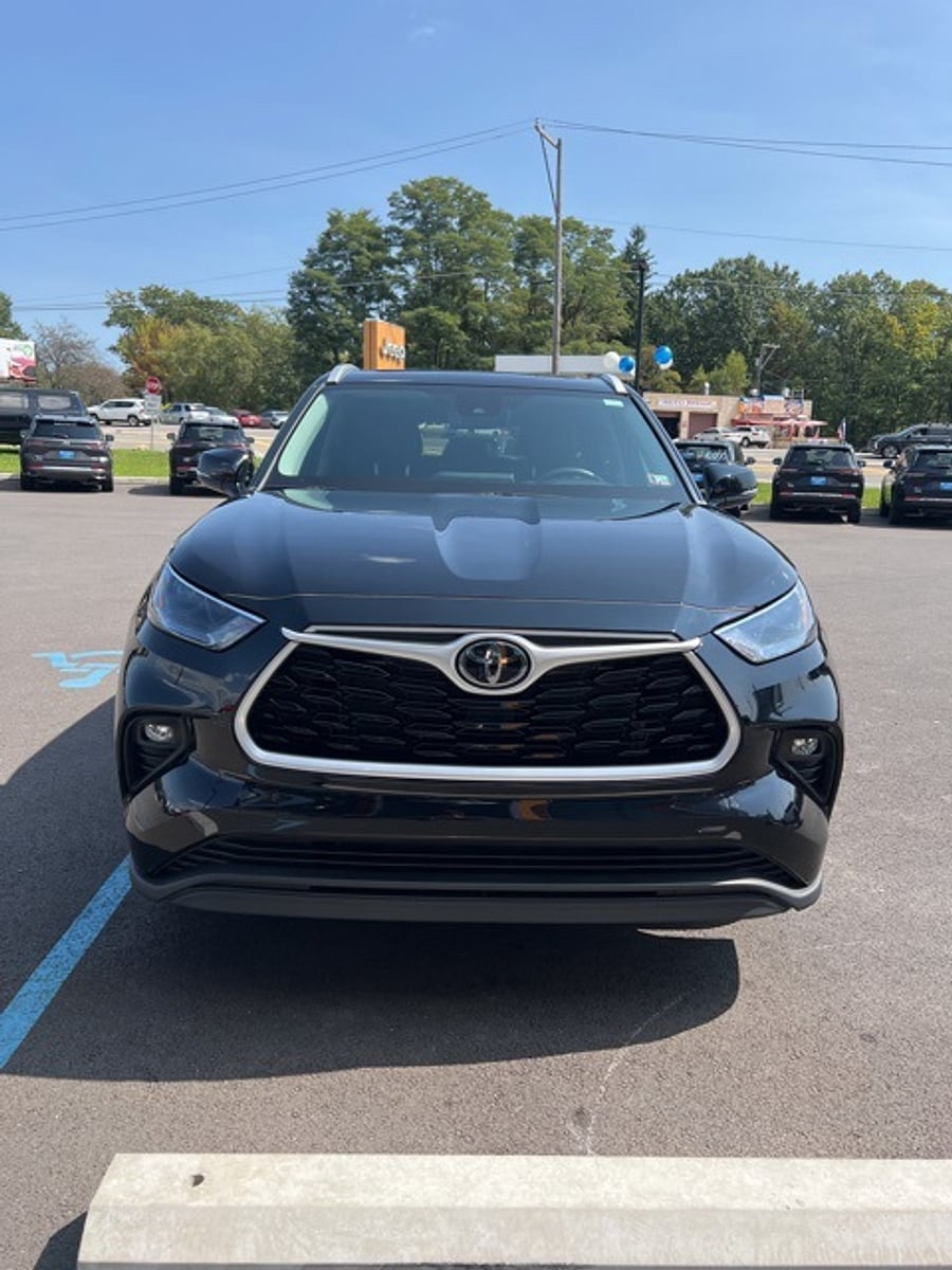 Used 2023 Toyota Highlander XLE with VIN 5TDKDRBH5PS028212 for sale in Mount Pocono, PA