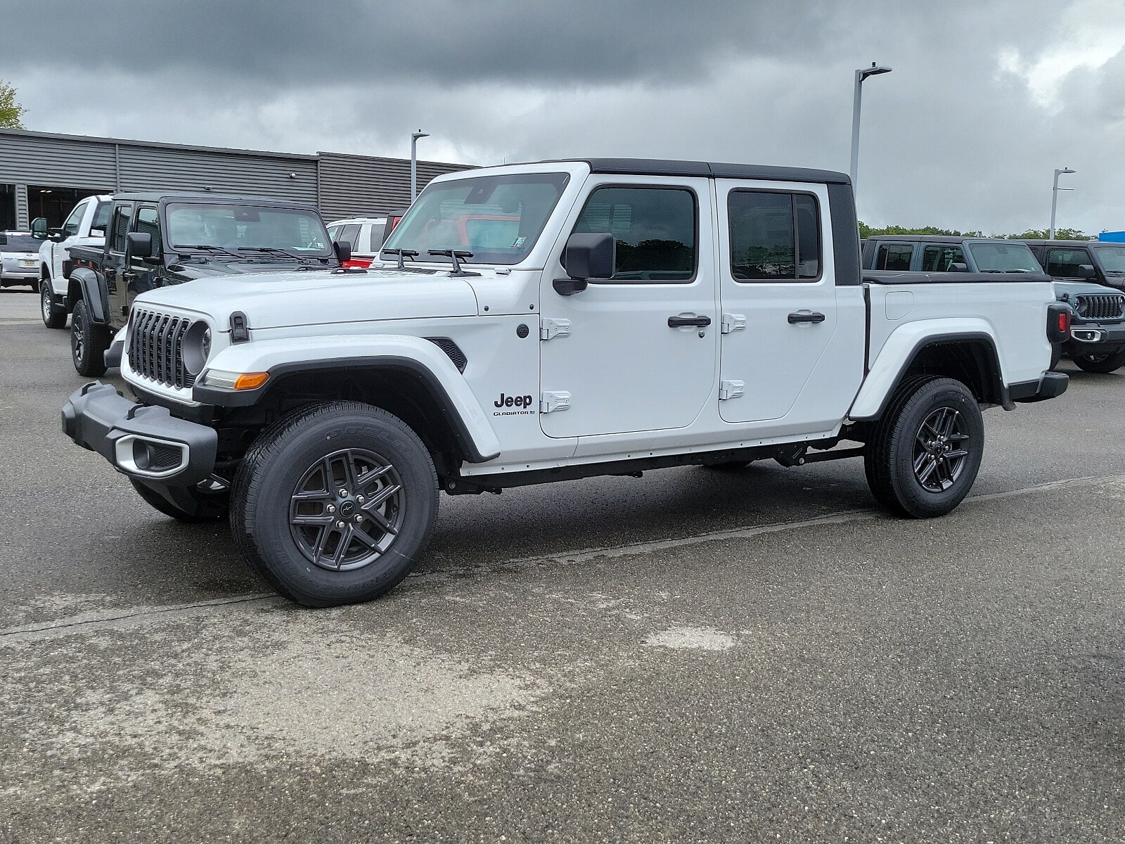 2024 Jeep Gladiator Sport S photo 2