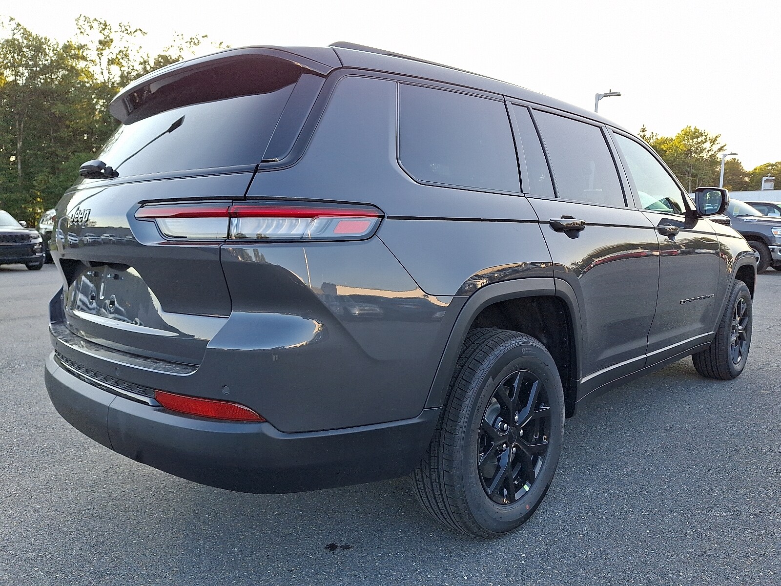 2025 Jeep Grand Cherokee Altitude photo 2